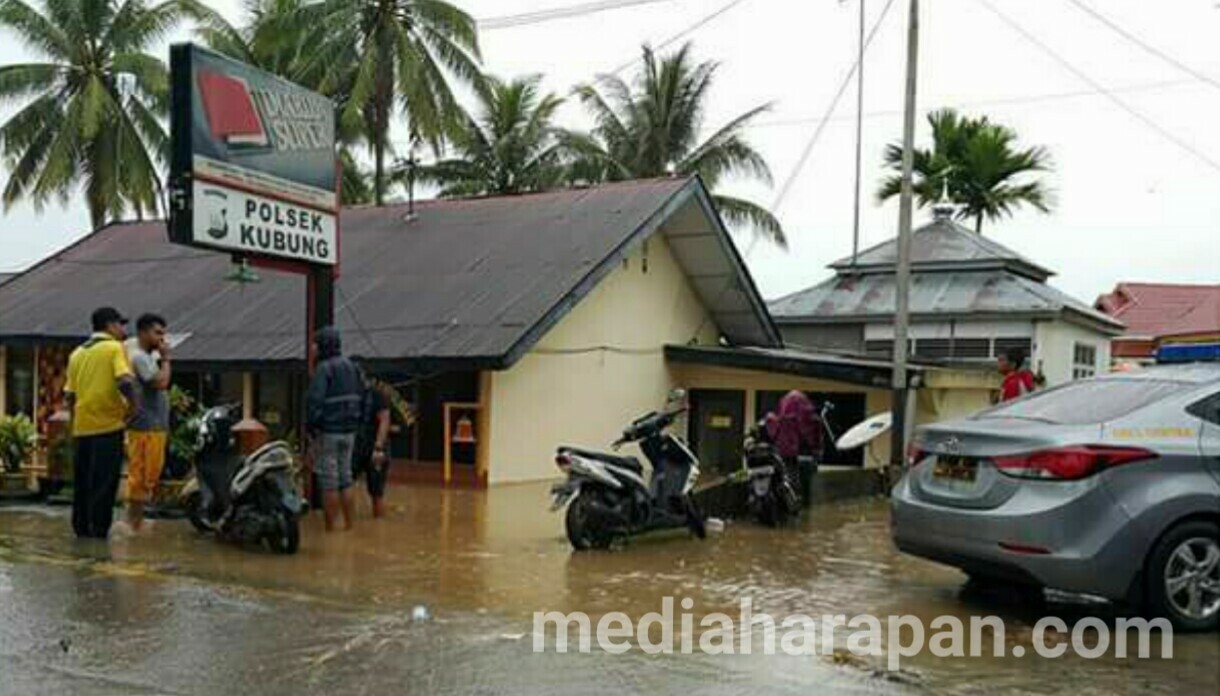 Banjir Solok Banjir menggenangi sejumlah rumah di Kabupaten Solok Sumatera Barat, Rabu (4/1/2017)