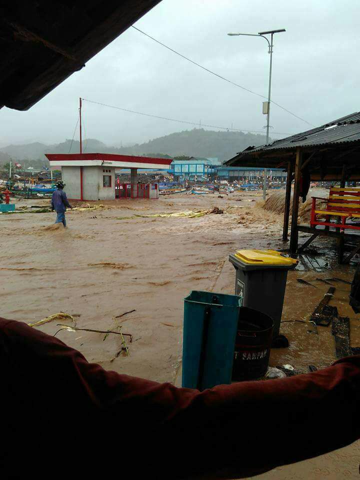 Banjir pelabuhan ratu Banjir menerjang sejumlah fasilitas umum di pelabuhan ratu, sukabumi, Jawa Barat, Sabtu (14/1/2017) (IST)