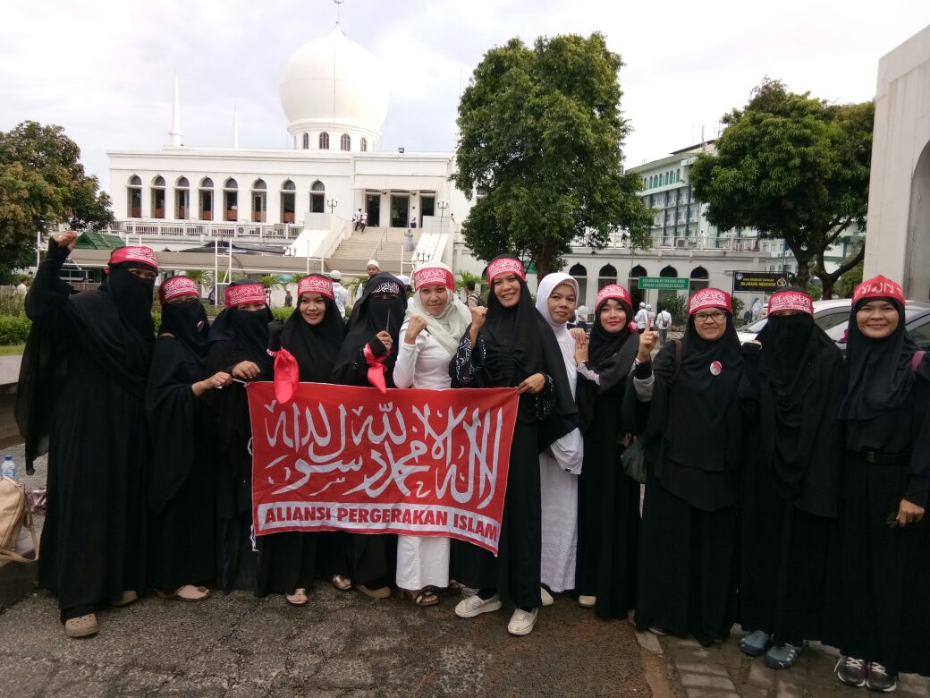 API Jabar Aktifis Muslimah API Jabar sudah standbay di Masjid Al Azhar Jakarta sejak tadi malam, Senin (16/1/2017) (MH/IST)
