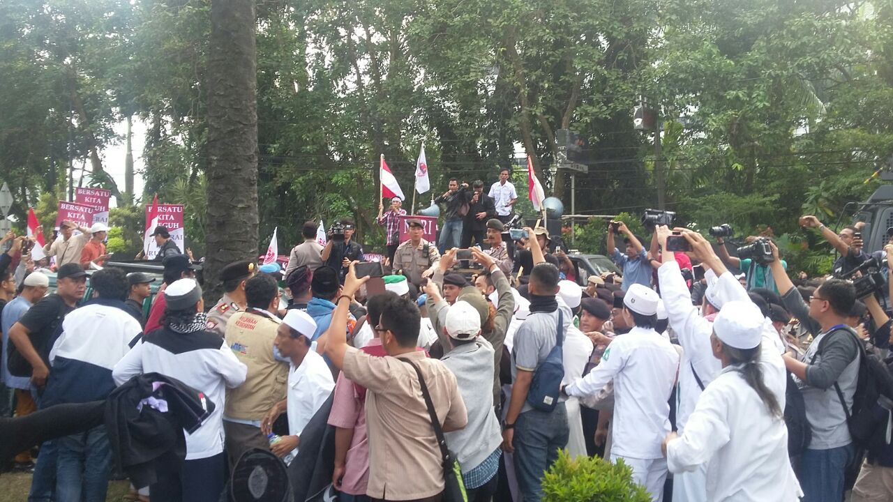 Bentrok kecil terjadi saat Ahok Tiba di Lokasi Sidang