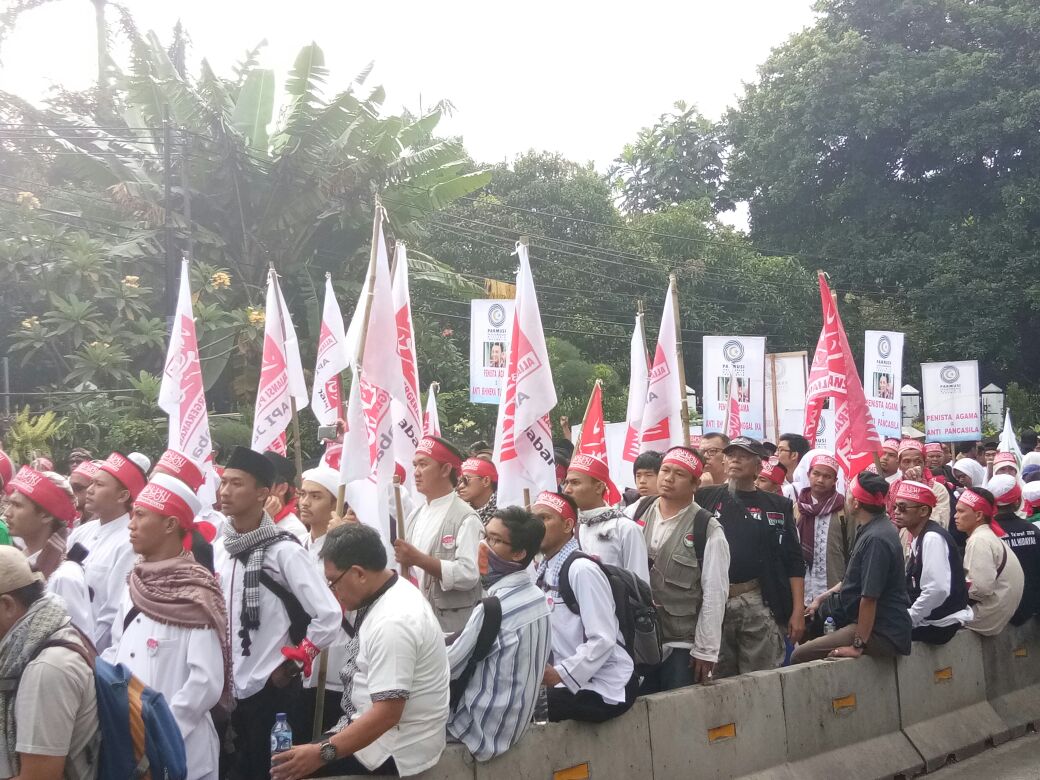 Ratusan Aktifis API Jabar Datangi Lokasi Persidangan Ahok Hari ini