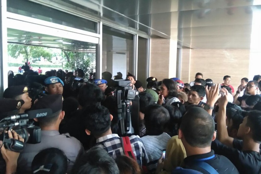 Dilarang Masuk ruang Sidang, Wartawan Ribut Dengan Polisi
