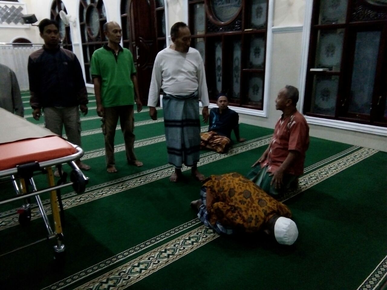 Subhanallah, Seorang Bapak Meninggal disaat Sujud terakhir Shalat