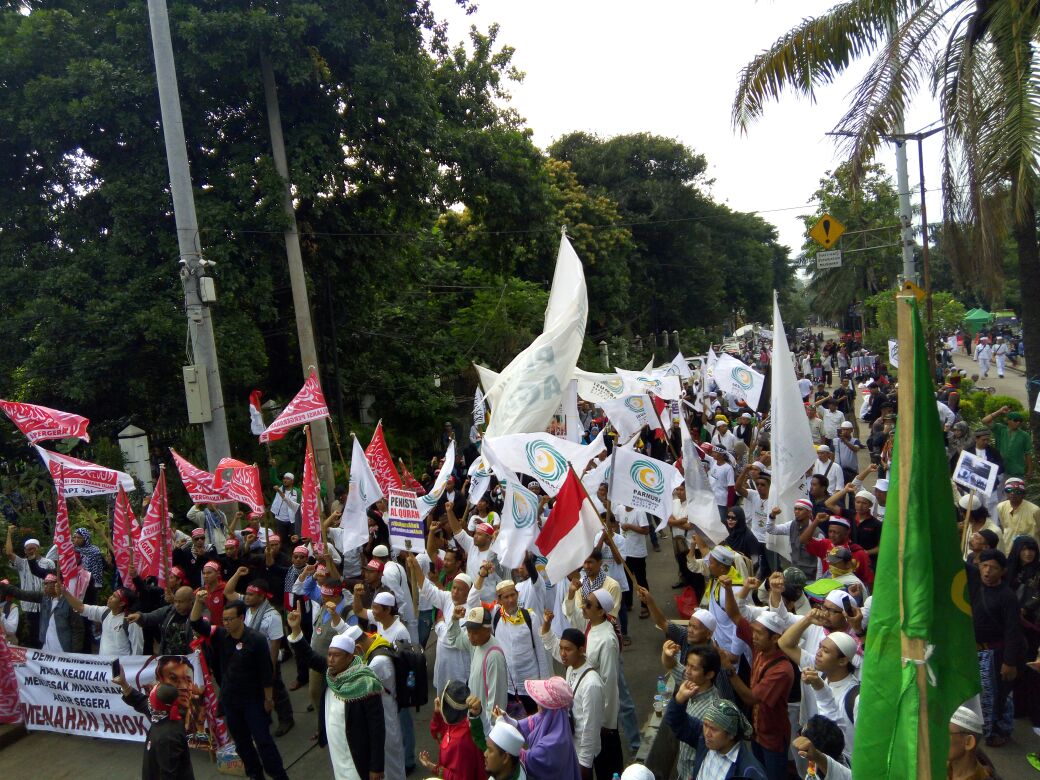 Sidang Ahok, Polisi Tutup Jalan Massa GNPF MUI Tertahan