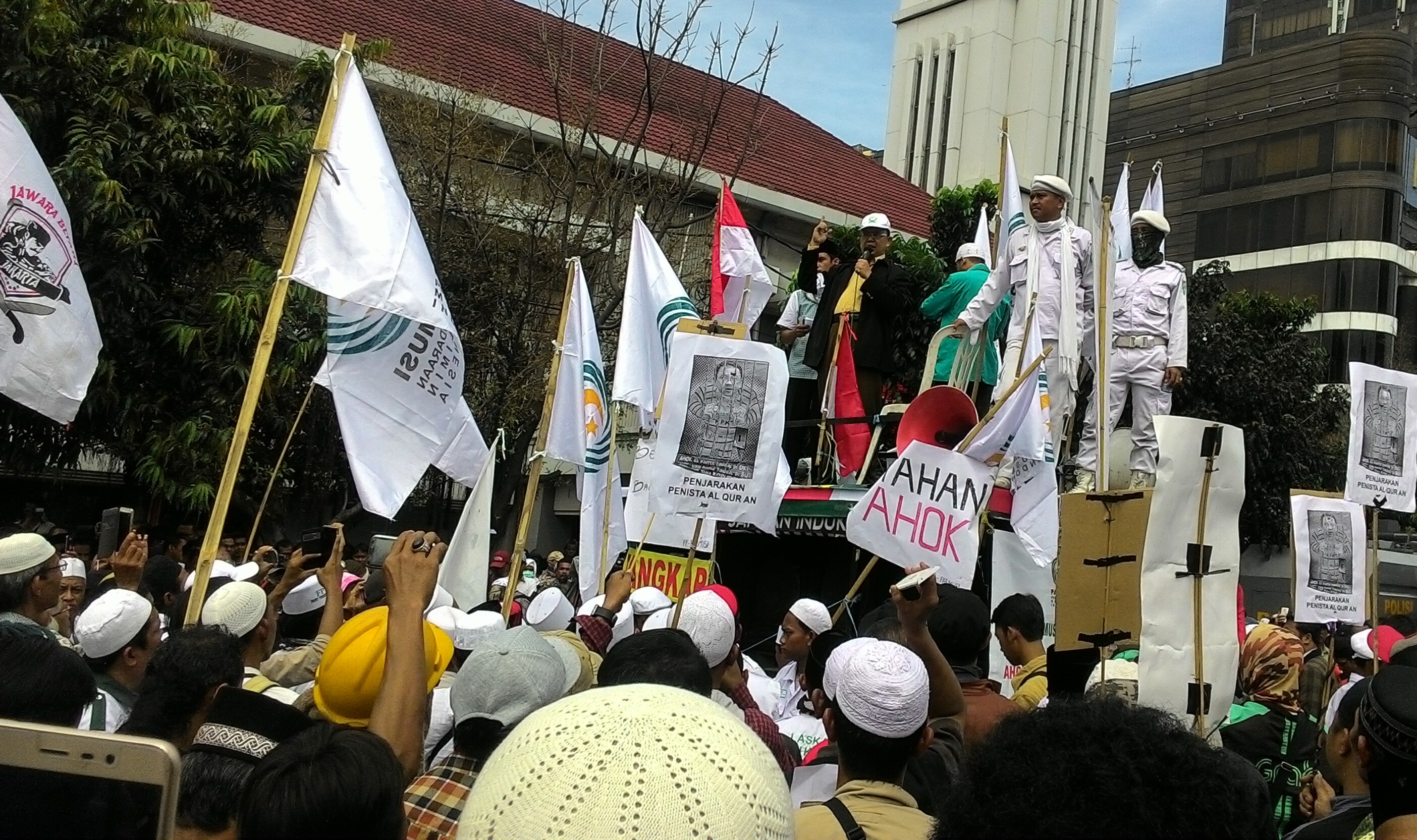 Meski Hujan, Massa Pro dan Kontra tetap datangi Sidang Ahok