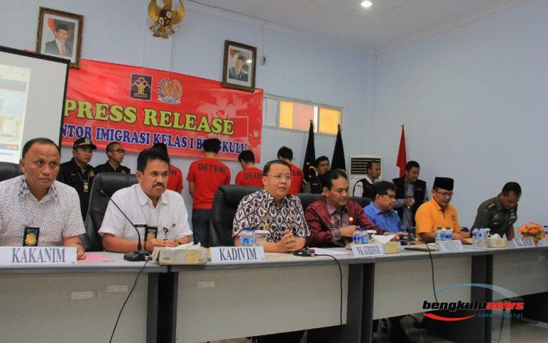Imigrasi Bengkulu Ciduk 4 WNA China di Barak Perusahaan Tambang