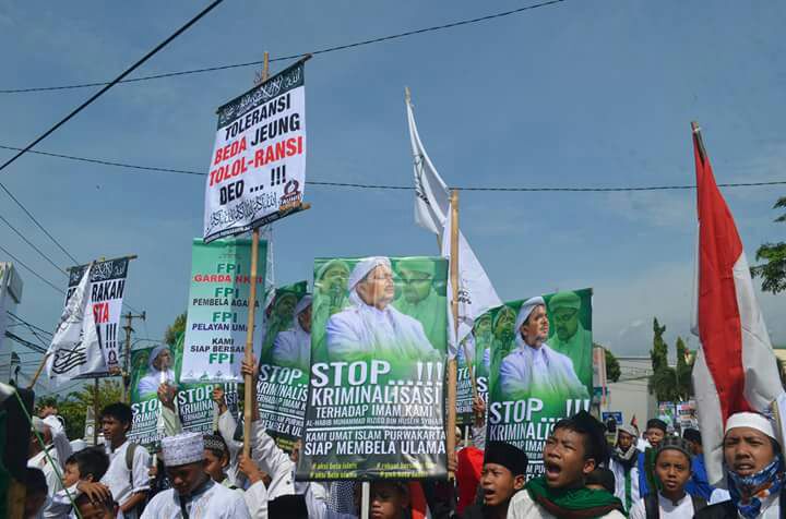 Ribuan Aktifis Islam kawal Pemeriksaan Habib Rizieq hari ini