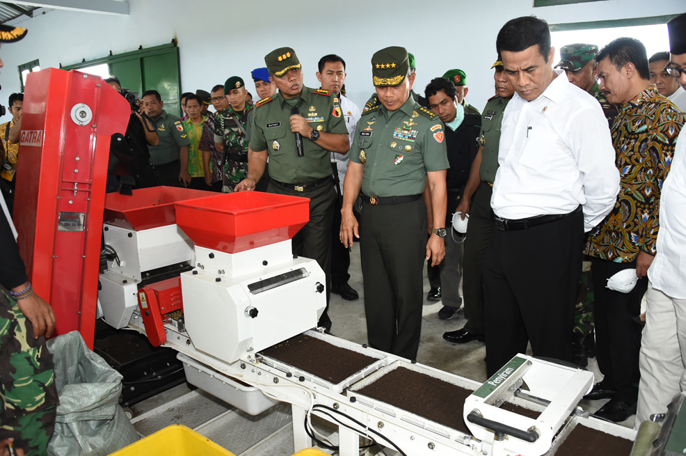 Mentan Bersama Kasad Resmikan Sentra Pelayanan Padi Terpadu di Jawa Timur