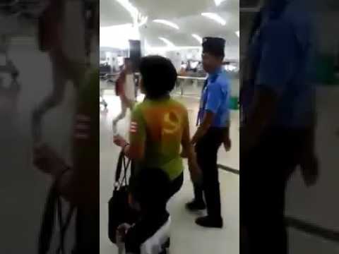 Wanita Berkaos Palu Arit Diamankan Pihak Keamanan Bandara