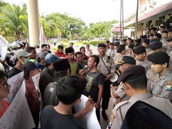 Dituding Ada Main Mata Dalam Promosi dan Mutasi Jabatan, Komad Kepung Kantor Bupati Pamekasan.