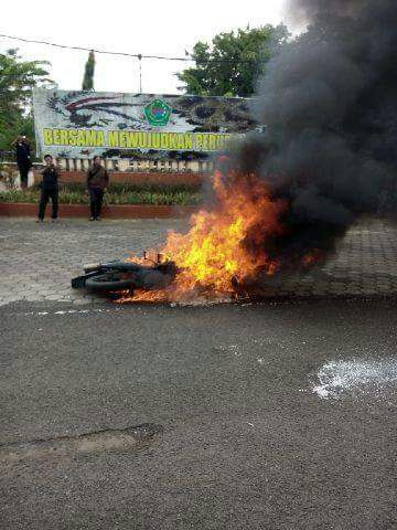 Komad Bakar Motor, Saat Bupati Tidak Menemui Demonstran,