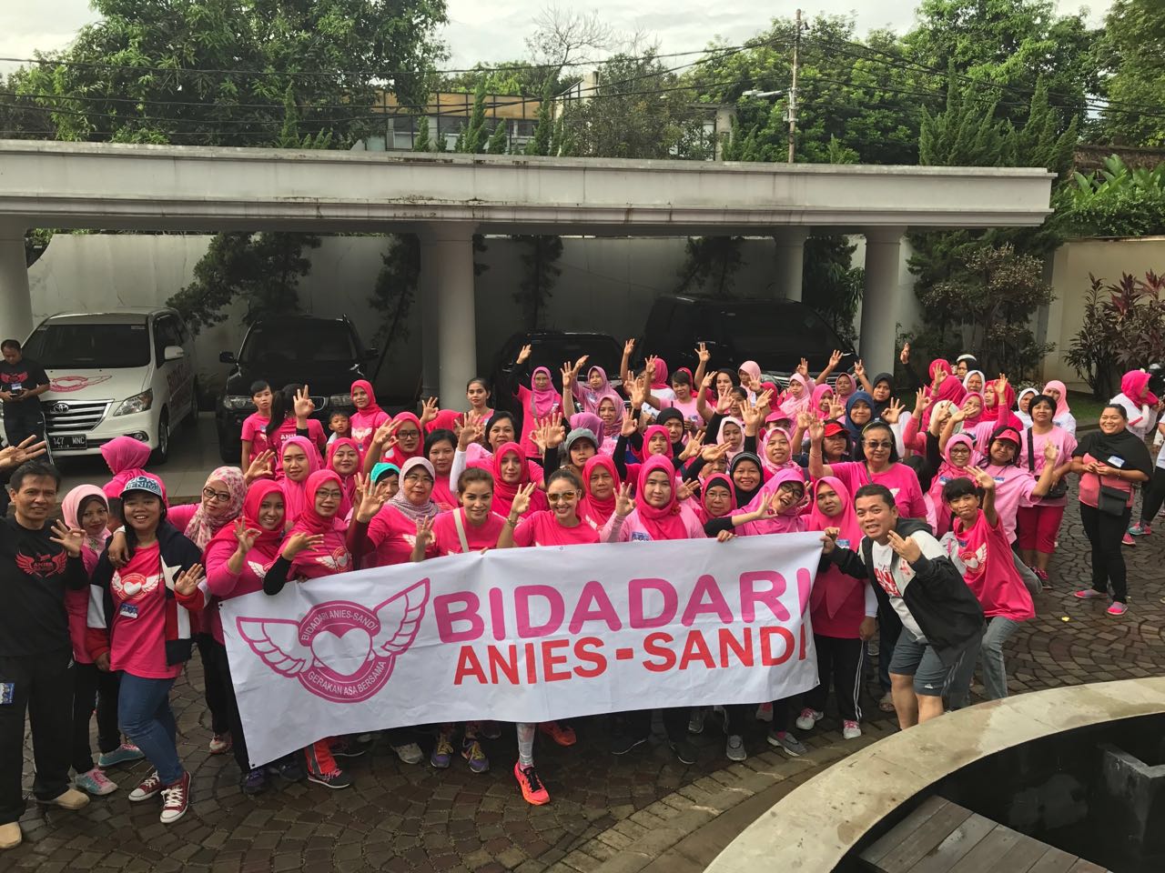 Bidadari Anies-Sandi blusukan bersama warga Jakarta