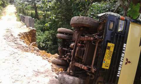 Mobil Terguling Akibat Jalan Ambruk di Perbatasan 2 Kecamatan.