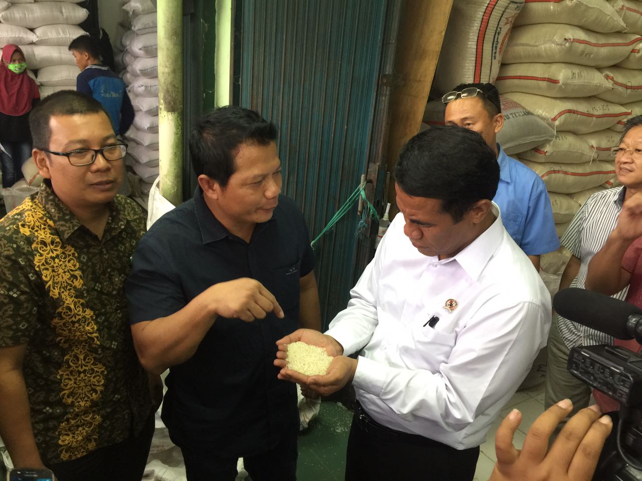 Mentan Sidak Pasar Induk Cipinang, Harga Beras Stabil dan Stok Aman