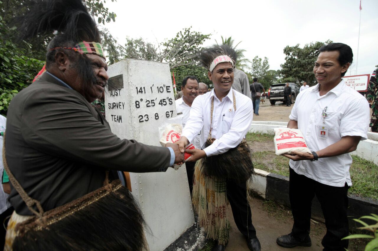 Di Merauke, Mentan Panen dan Ekspor Perdana Beras Varietas Inpari 33 ke Papua Nugini