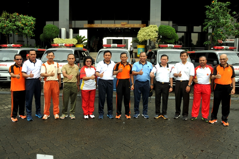 TNI Terima Bantuan 6 Unit Mobil Ambulan dari PT Asabri