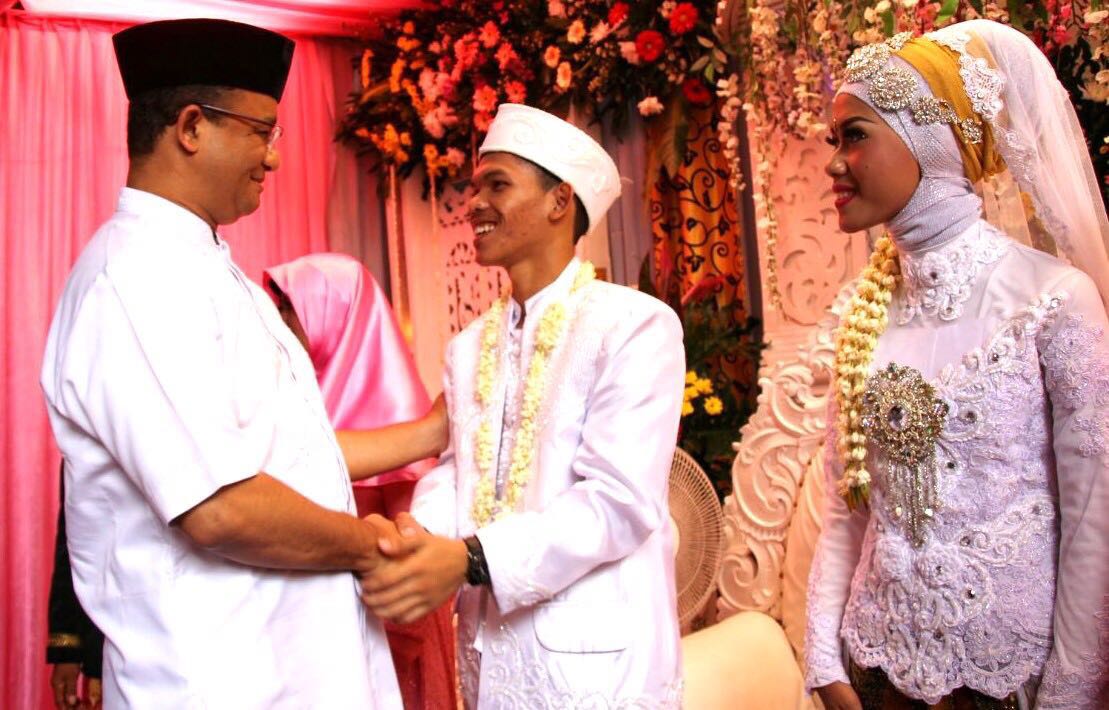 Anies Kunjungi Pernikahan Tim Pemenangan