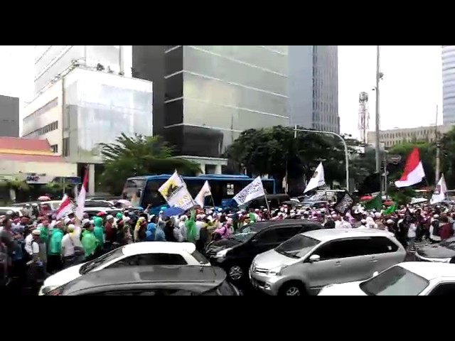 Massa Aksi 112 dari berbagai ormas Islam longmarch sambil menyanyikan lagu Kebangsaan Indonesia Raya dengan gegap gempita