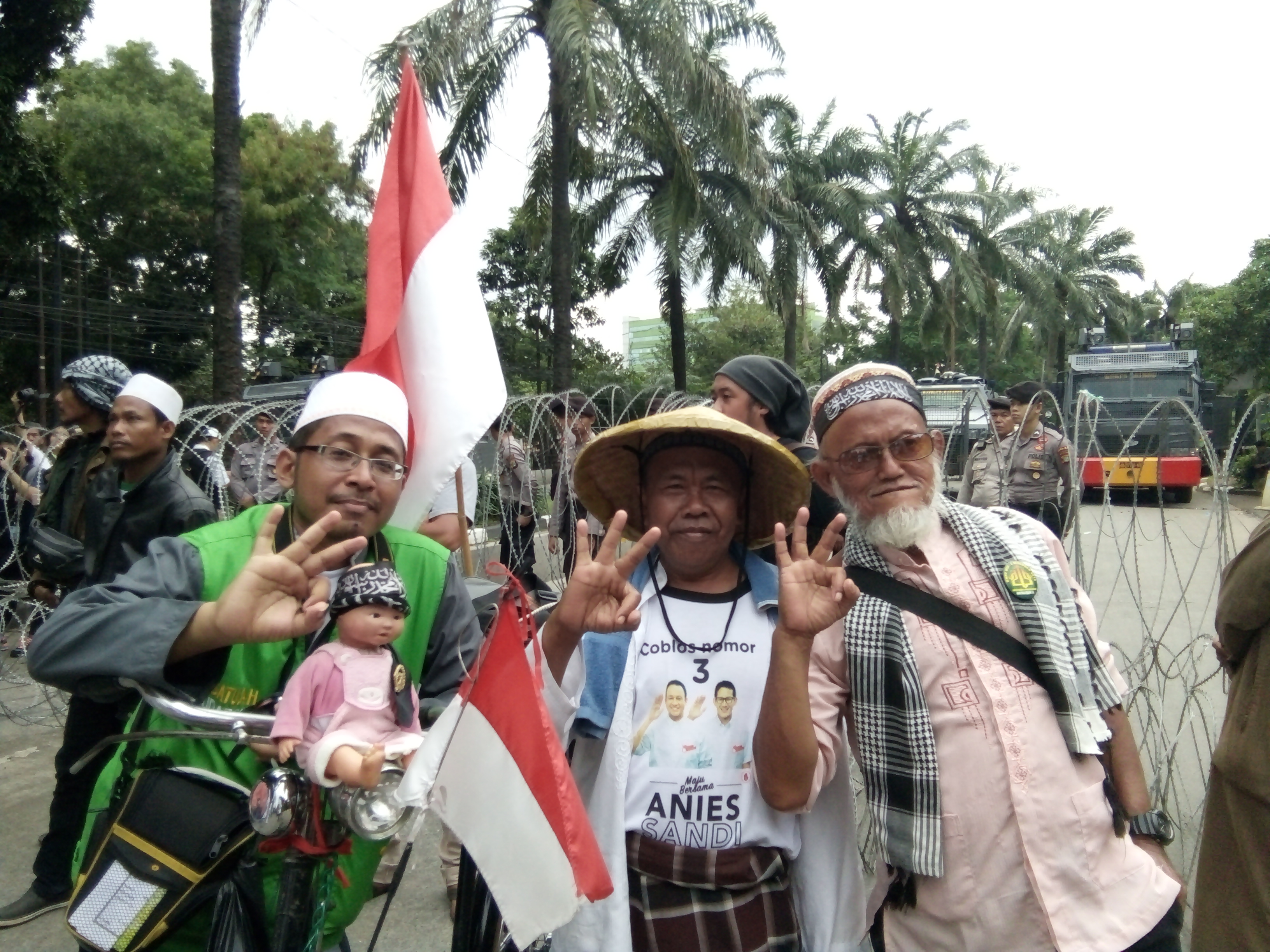 Saksikan Sidang Ahok, Santri Sidogiri Nekat Goes Ontel Ke Jakarta
