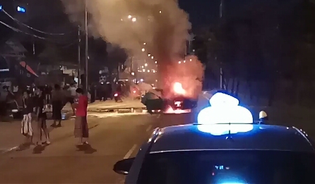 Mobil Sedan Terbakar Di Cengkareng Jakbar,Warga Sekitar bantu Padamkan Api
