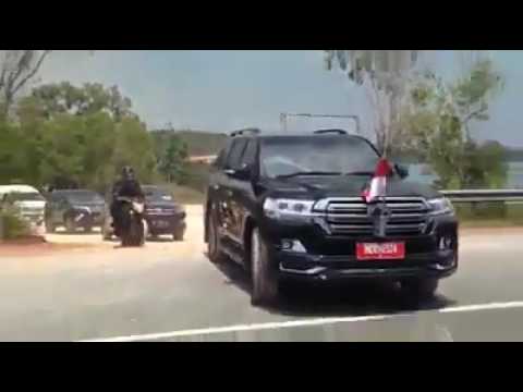 Presiden Jokowi Bagi-bagi Buku Dengan Melemparnya dari dalam mobil