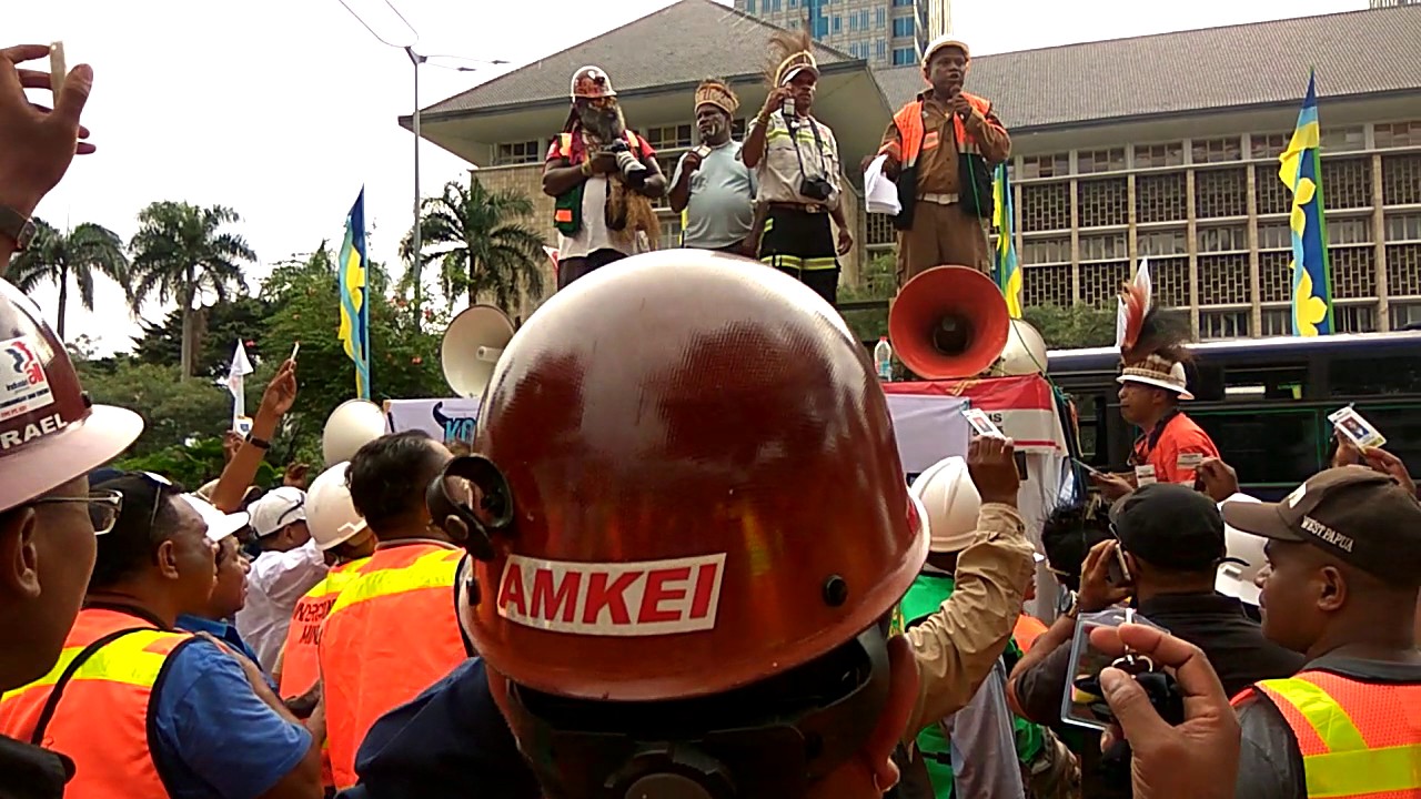Bantah Tudingan Bupati Mimika, Ratusan Karyawan Freeport Tunjukkan Kartu ID Karyawan