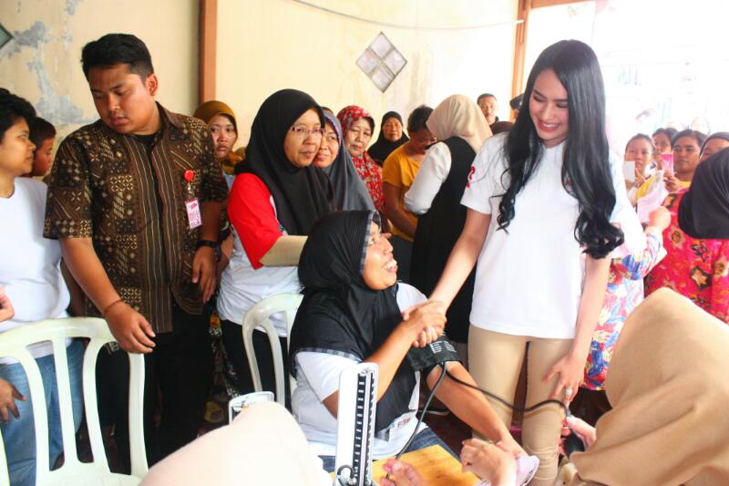 Artis Cantik Kartika Putri Gelar Pengobatan Gratis Bersama Dokter Keliling
