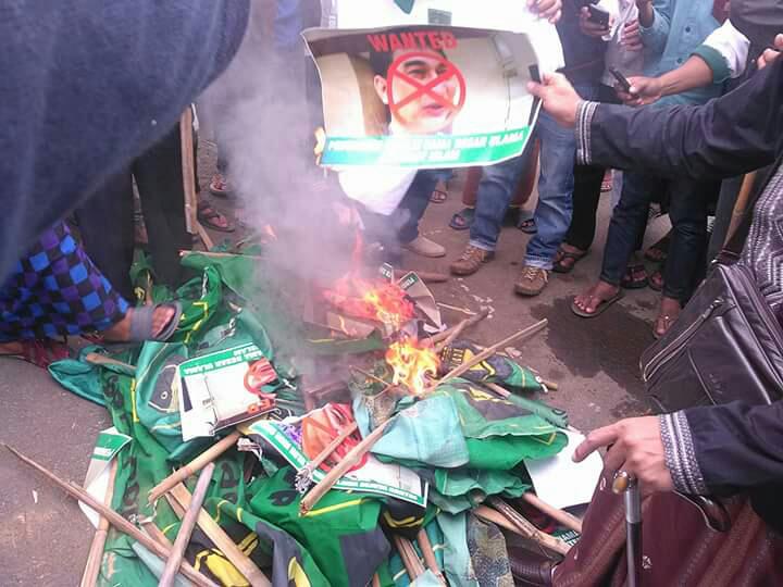 Kecewa Karena Dukung Ahok, Forum ulama dan Masyarakat Pandeglang Bakar Bendera PPP