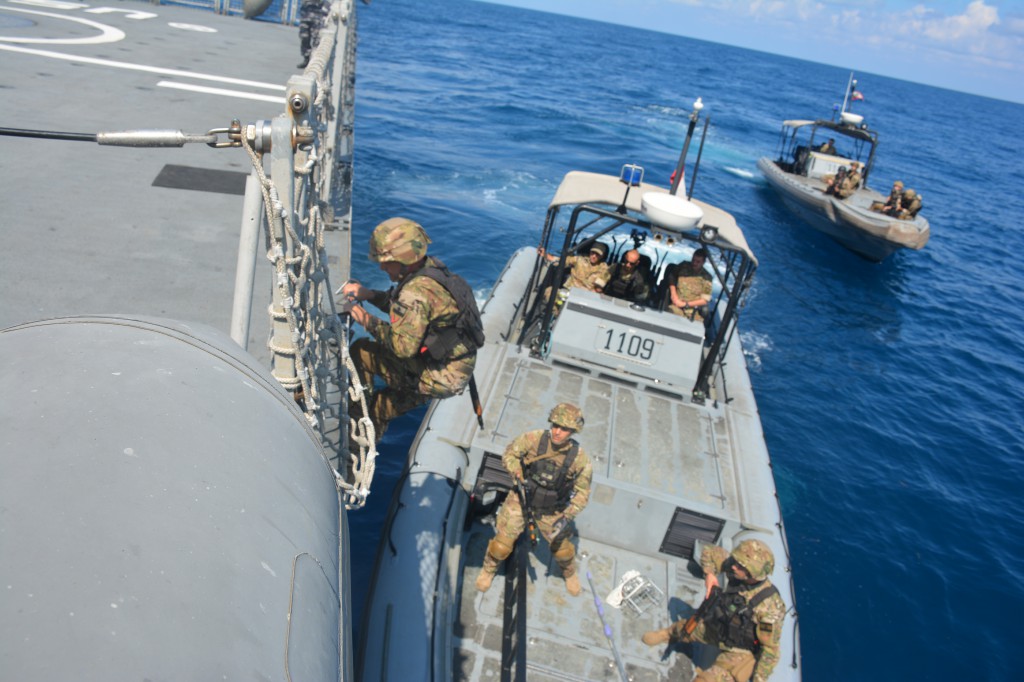 Tingkatkan Kemampuan, Satgas MTF TNI Berikan Latihan Boarding Kepada Tim VBSS LAF Navy