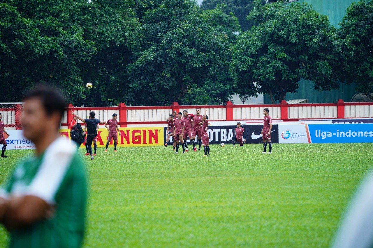 Caption: Tim Persija memutuskan menggelar official training di Lapangan PTIK, Senin (25/6) saat masih ada skuad Persebaya di lapangan.