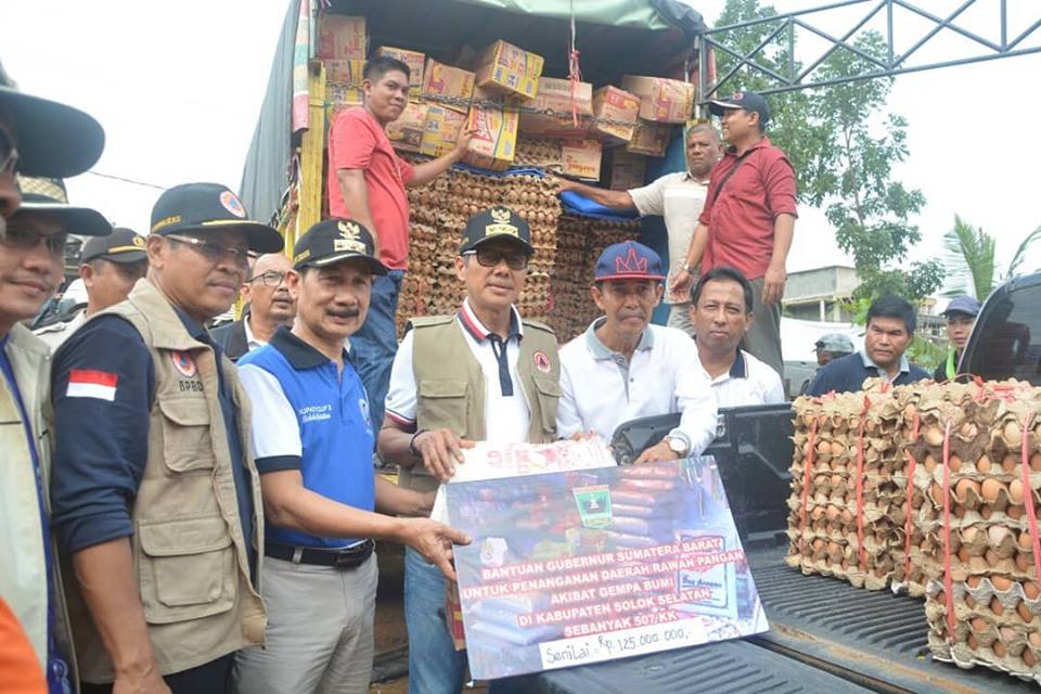 Gubernur Sumbar Serahkan Bantuan Untuk Korban Gempa Solok Selatan