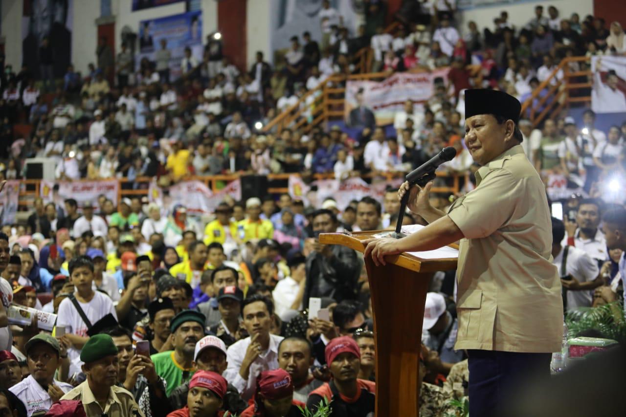 Prabowo Sambangi Pendukungnya di Subang