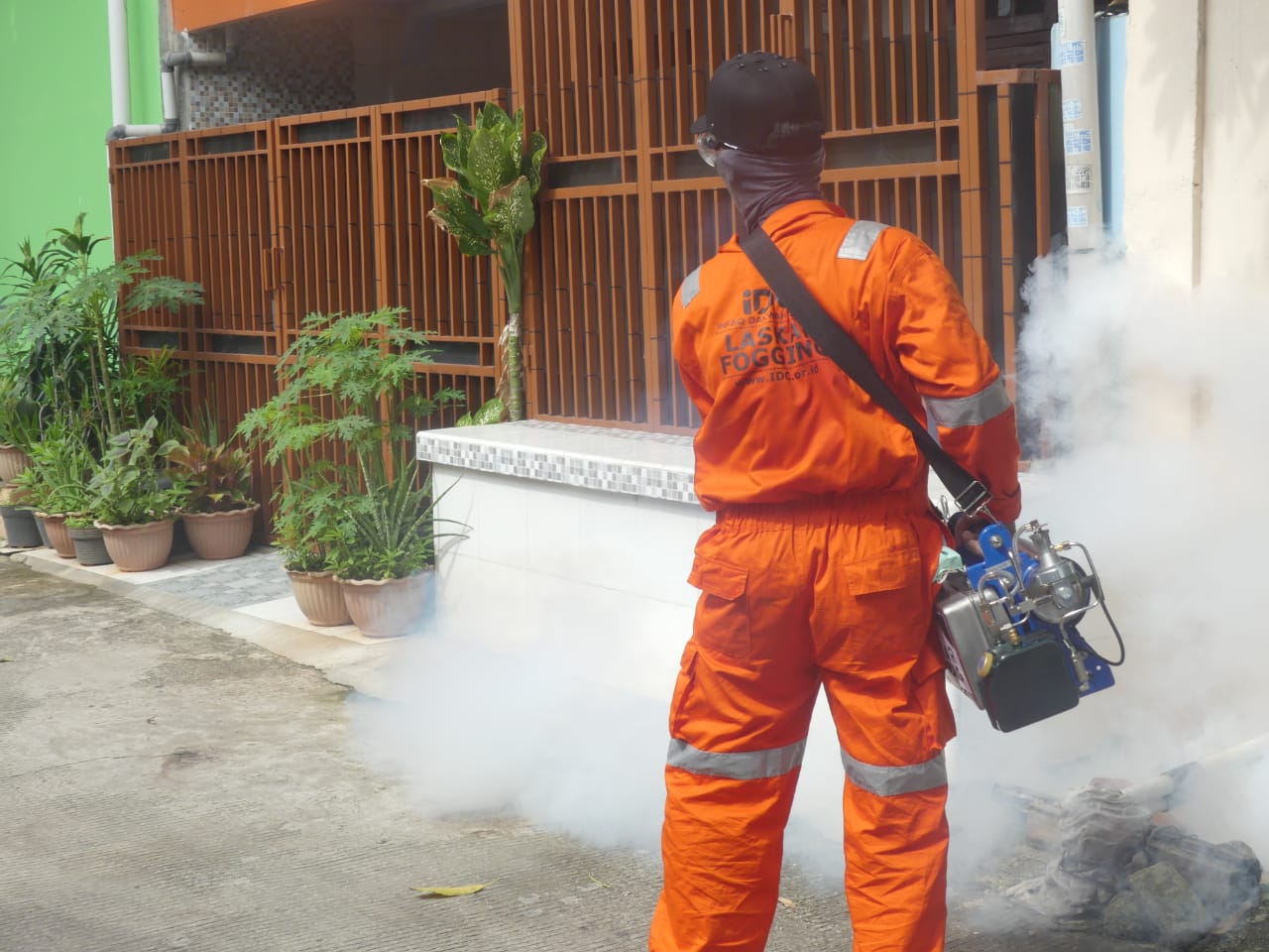 Wabah DBD Melanda, IDC Lakukan Fogging Gratis di Bekasi