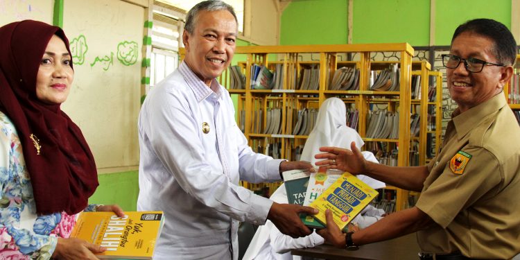 Bupati Irdinansyah Tarmizi, “Wakaf Buku Amal Dunia Akhirat”