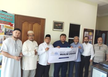 Ulama Uighur Ungkap Penindasan China, saat Dewan Dakwah Serahkan Bantuan