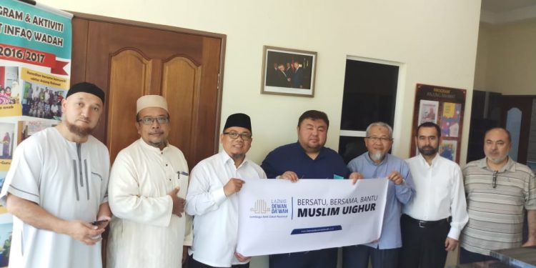 Ulama Uighur Ungkap Penindasan China, saat Dewan Dakwah Serahkan Bantuan