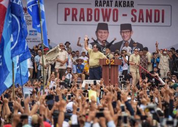 Kampanye di Bandung Prabowo Berikan Topi dan Bajunya