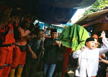 Anis Panggul Keranda Jenajah Petugas Kebersihan DKI