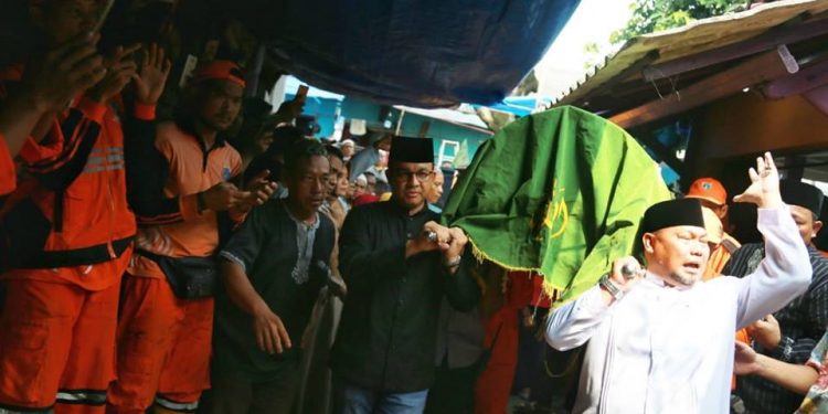 Anis Panggul Keranda Jenajah Petugas Kebersihan DKI