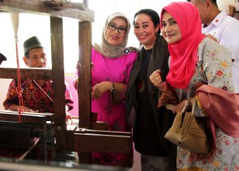 Kunjungi Sentra Tenun Lintau, Mufida JK Kagumi Muslim Penenun Sarung Bugis