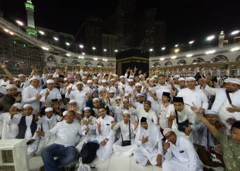 Di Depan Kakbah, Ratusan WNI Berdoa Untuk Kemenangan Prabowo-Sandi