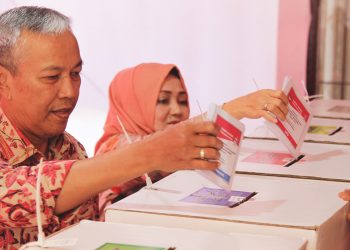 Didampingi Isteri Bupati Irdinansyah Tarmizi Nyoblos Di TPS 012 Jorong Diponegoro