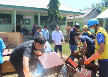 Pasca Banjir Bengkulu, Relawan WMI Goro Membersihkan Fasilitas Pendidikan