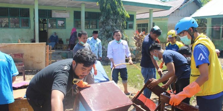 Pasca Banjir Bengkulu, Relawan WMI Goro Membersihkan Fasilitas Pendidikan