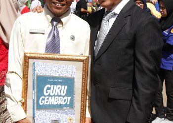 Peringati Hari Pendidikan Nasional Ke-50, Buku “Guru Gembrot” Raih Penghargaan