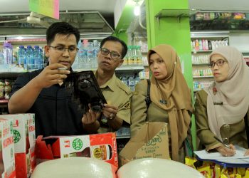 Musnahkan BB Bahan Makanan dan Kosmetik Tidak Layak Jual, Sejumlah Pedagang Pasrah