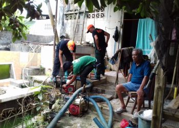 Pasca Banjir Air keruh dan Berbau, WMI Kuras Sumur Warga Sawah Lebar – Bengkulu