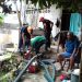 Pasca Banjir Air keruh dan Berbau, WMI Kuras Sumur Warga Sawah Lebar – Bengkulu
