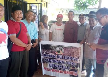 Ikatan Keluarga Kedurang Serahkan Bantuan Untuk Korban Banjir Bengkulu