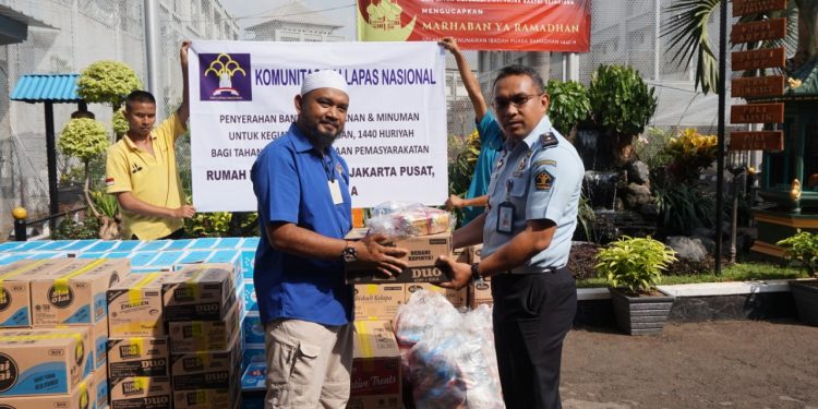 Dai Lapas Nasional Berikan Sumbangan Buka Puasa untuk  Tahanan dan Narapidana Muslim